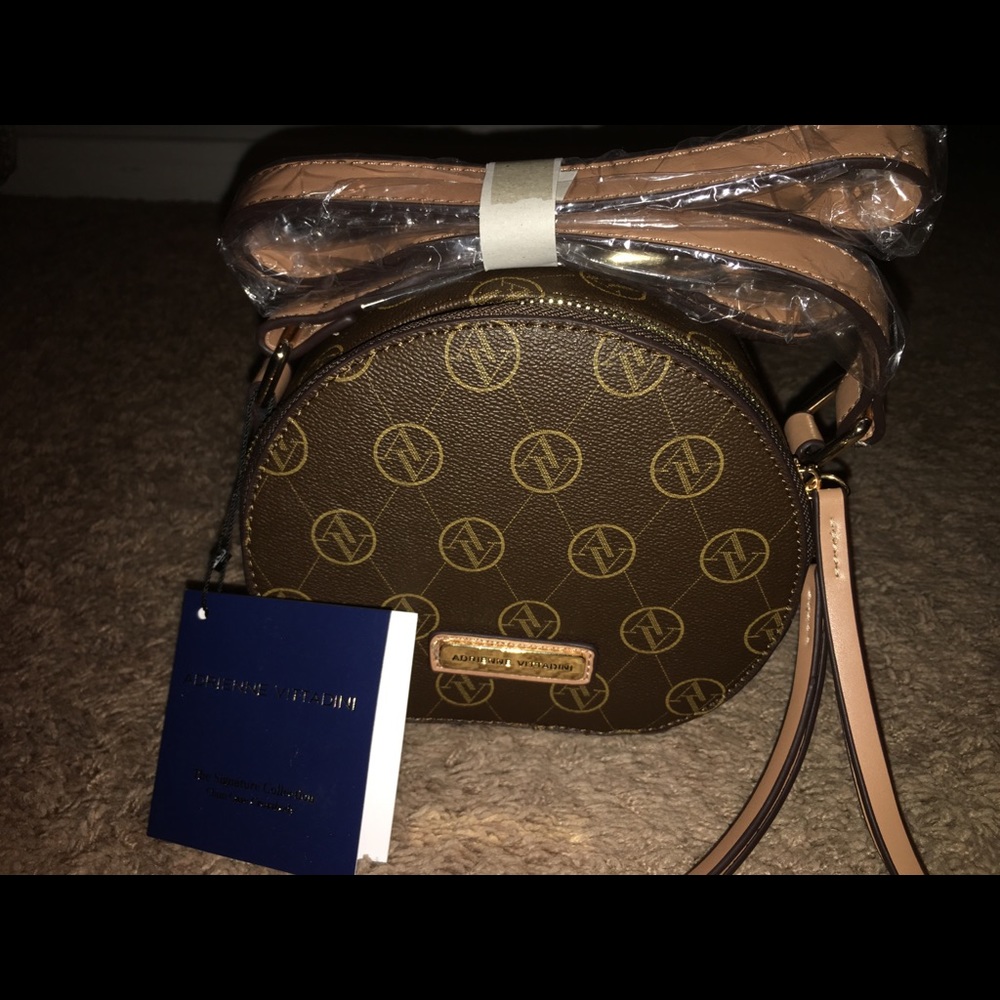 Adrienne Vittadini, Clam Case Crossbody